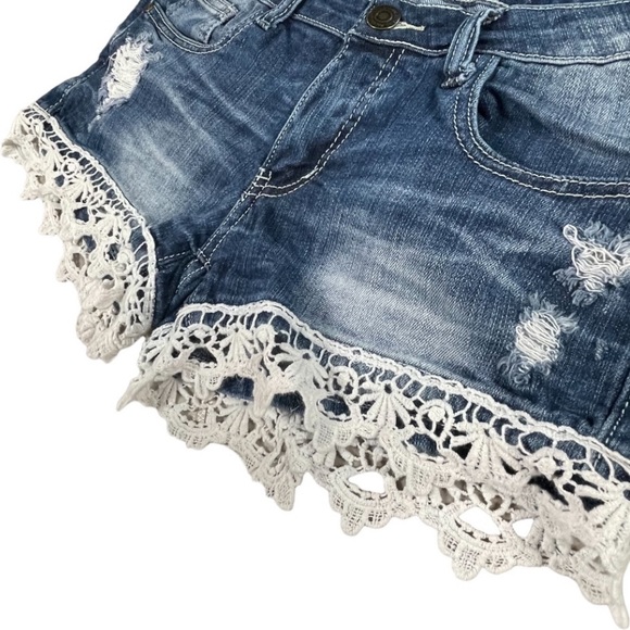 Machine size 30 distressed jean shorts with lace hems & bow back pockets EUC - Picture 3 of 11